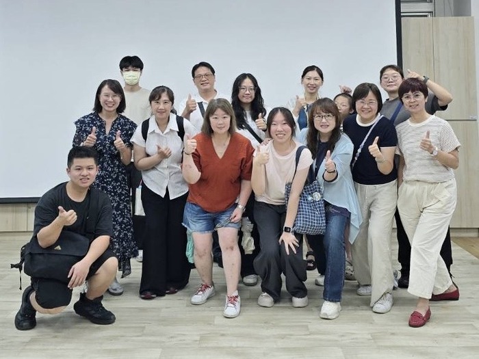 115學年度親師座談會，師長、家長與同學合影留念。圖片