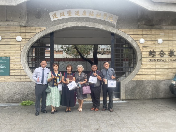 三育中學貴賓於護理暨健康福祉學院前合影圖片