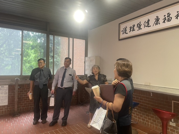 師長向三育中學貴賓介紹學院教學環境圖片